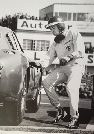 Départ du Tourist Trophy 1962 à Goodwood, comme à son habitude, Jim a été le plus prompt à bondir  !
© Michael Cooper Départ du Tourist Trophy 1962 à Goodwood, comme à son habitude, Jim a été le plus prompt à bondir  !
© Michael Cooper
